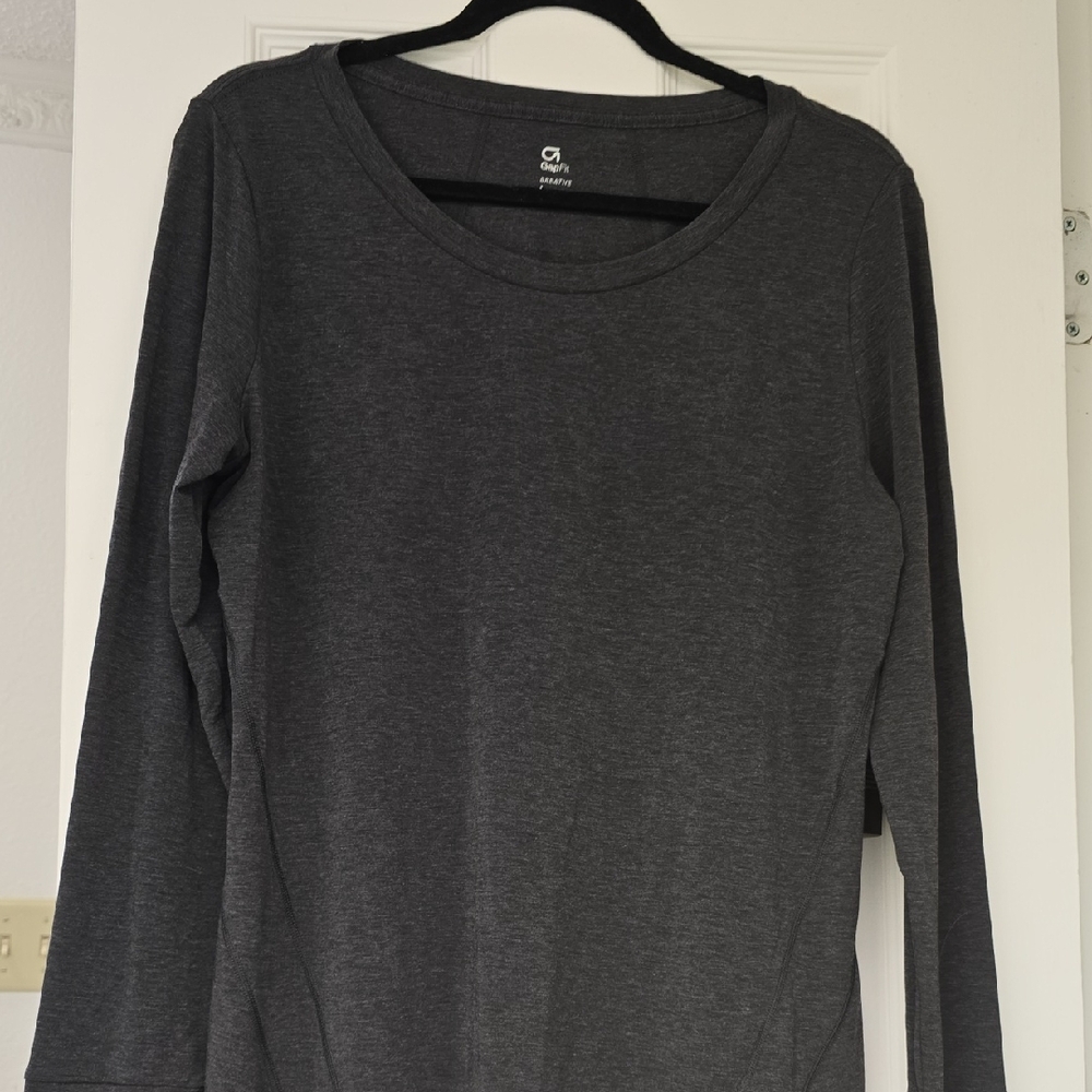 (NWT)💥GAP Fit Dark Gray Long Sleeve Yoga Tee